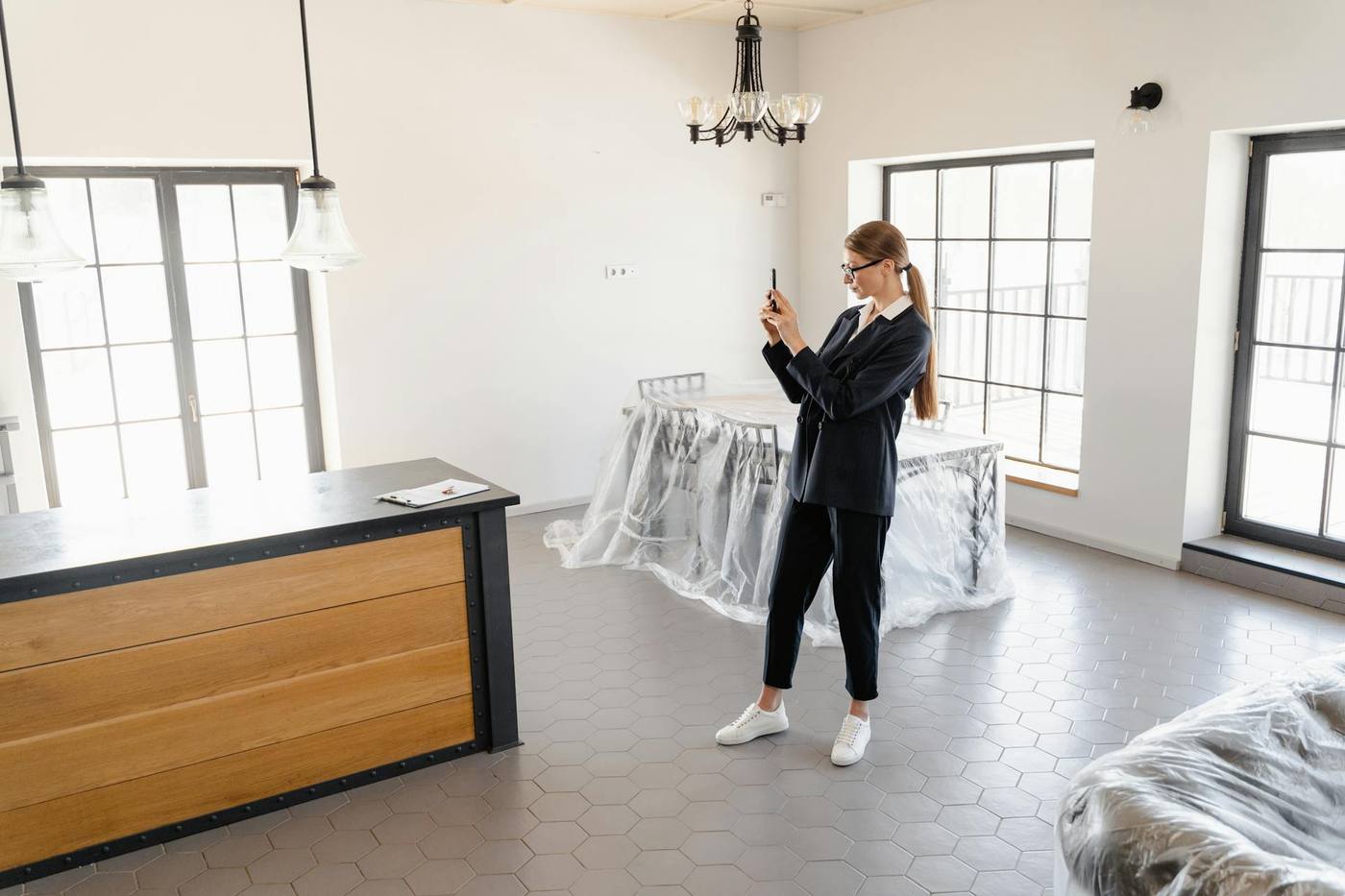 Agent immobilier en visite avec un client