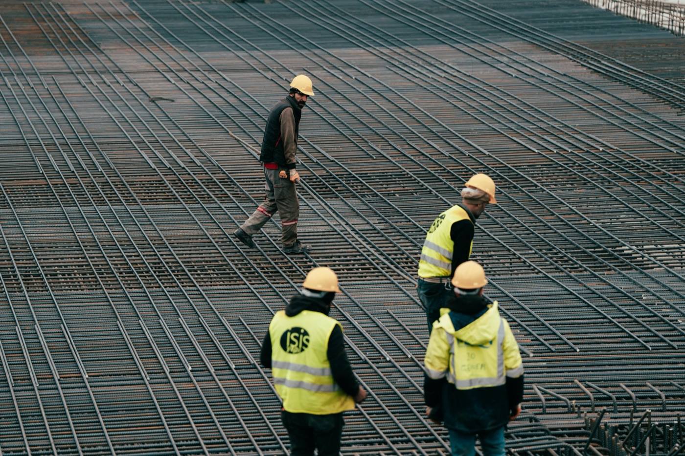 Chef de chantier supervisant un site de construction