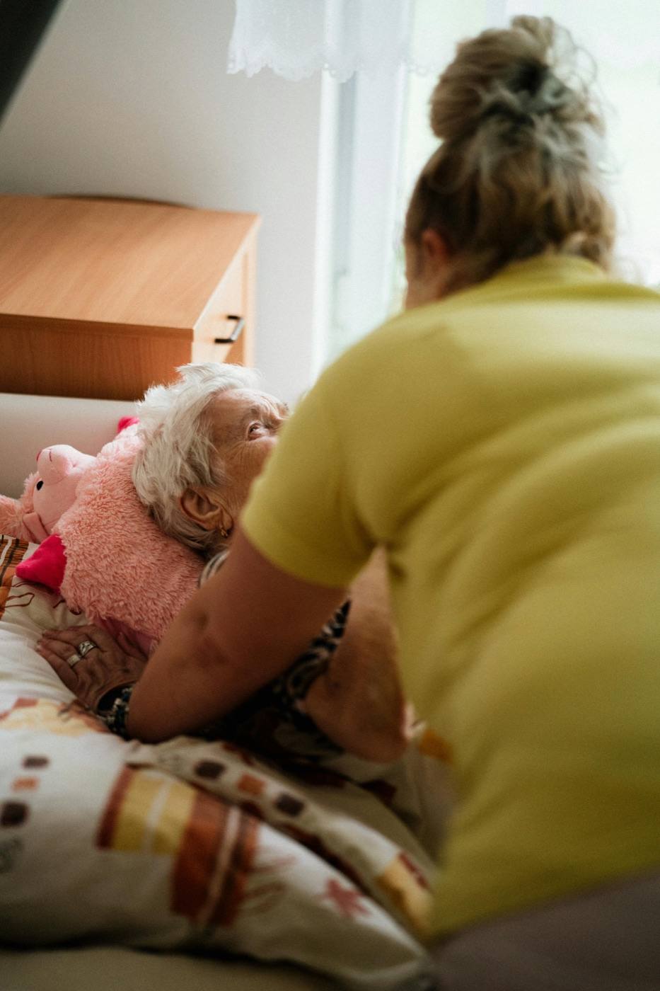 Auxiliaire de vie en visite chez une personne accompagnée