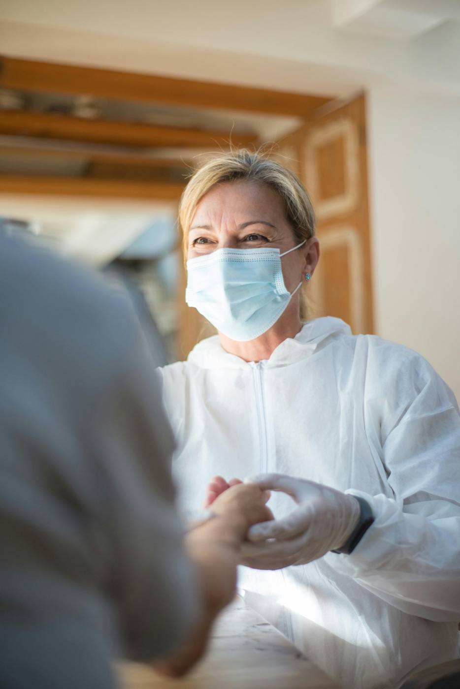 Infirmière libérale en visite à domicile