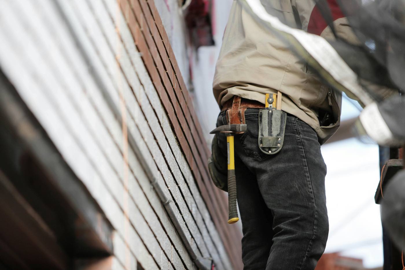 Artisan indépendant en intervention sur un chantier